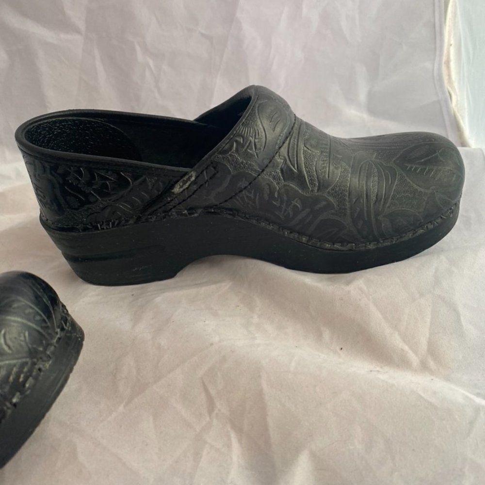Dansko Clogs Black w/ Pattern - Sz 37 - Picture 6 of 10